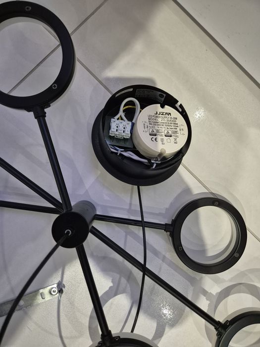 Lampa  ledowa wisząca nad stół w jadalni