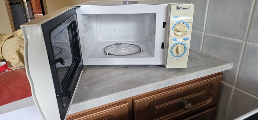 Micro-ondas usado, limpo e funcional – ótimo preço!