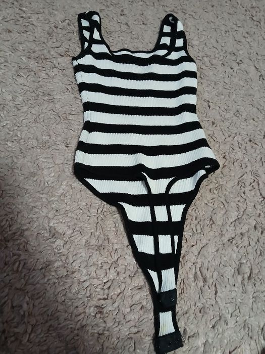 Śliczne body w czarno-białe paseczki