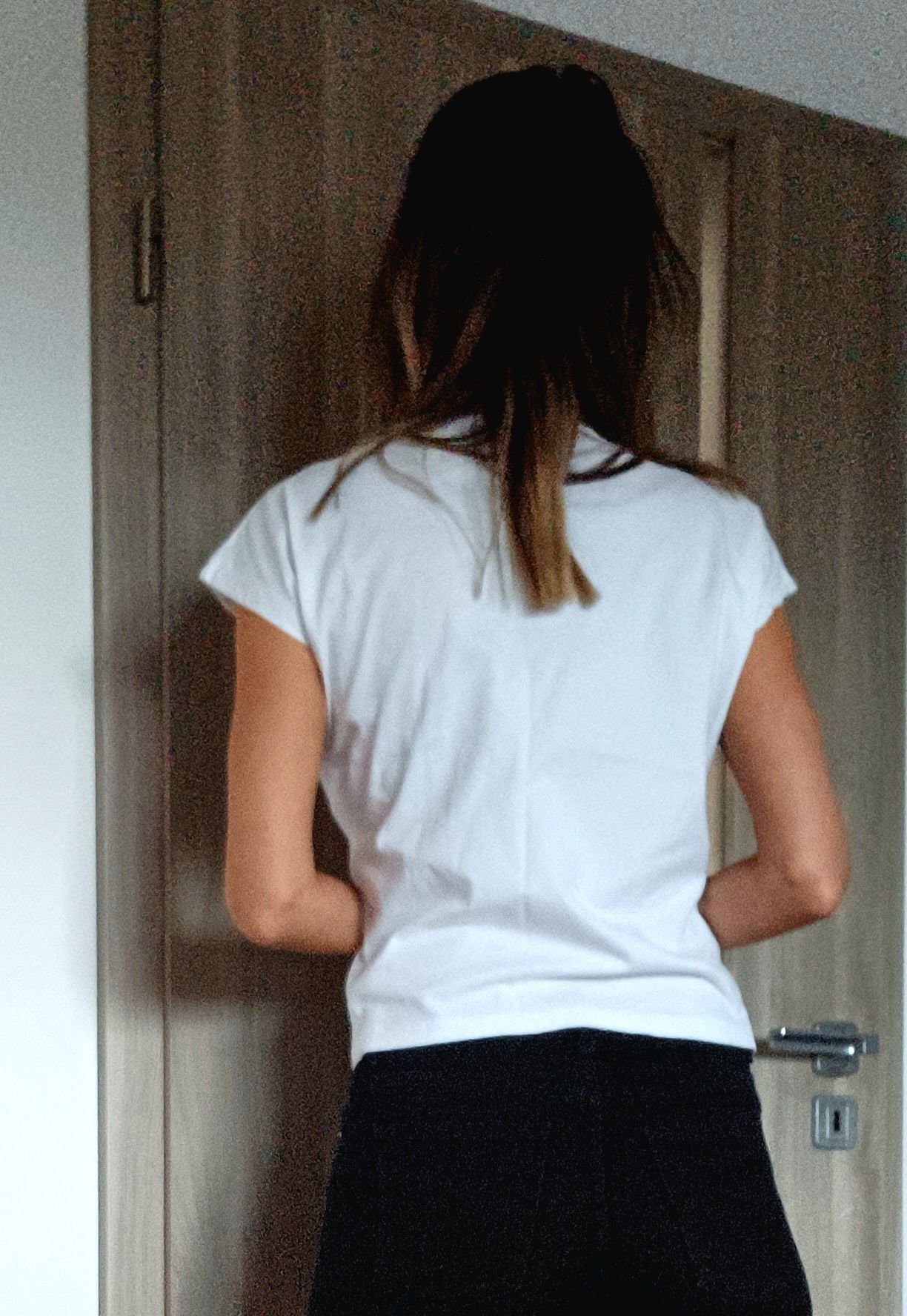 Biały S-thirt z kwiatowym wzorem i brokatowymi napisami M