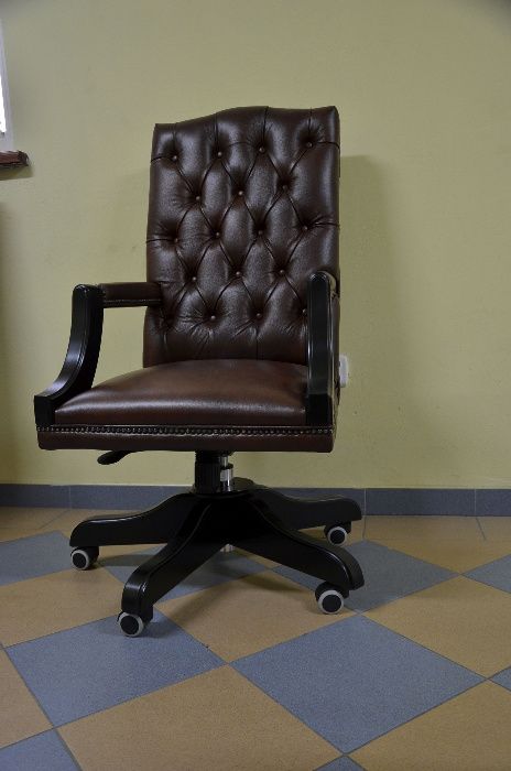 Fotel Obrotowy Chesterfield wykończenia czarne