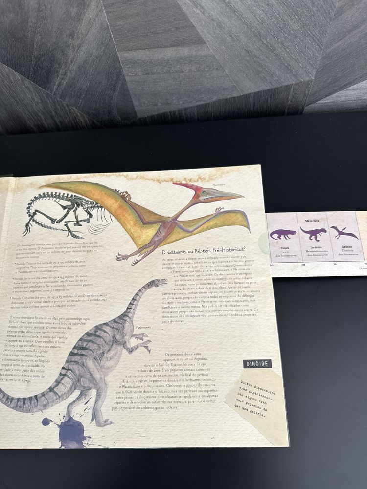 Livro didático interactivo Dinossauros de Nash / Barnard