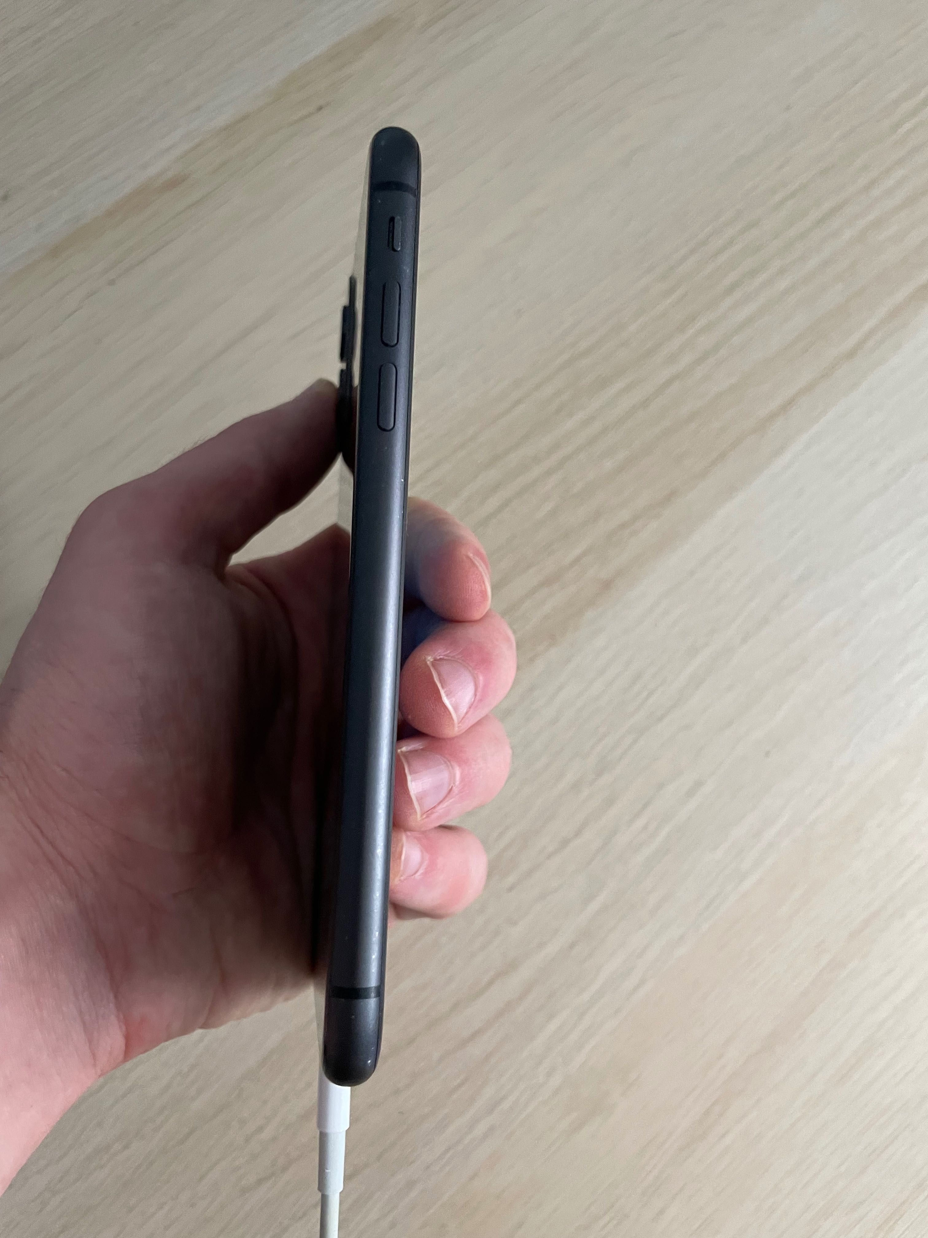 Sprzedam iPhone 11, 64 GB. W idealnym stanie, z pudełkiem.