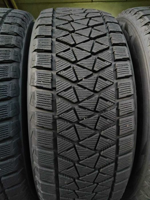 R18 245 60 шини зимові Bridgestone Blizzak DM-V2 японські липучки