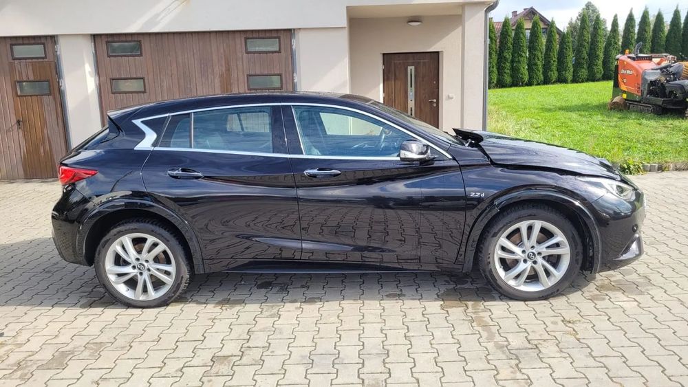 Infiniti Q30 2.2D Premium - AWD 4x4 - Panorama - Skóra -  Szwajcaria - Tanio!