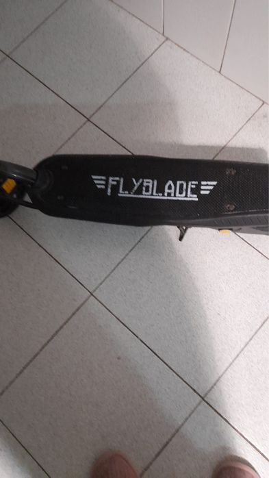 Trotinete elétrica Flyblade — em ótimo estado (com carregador)