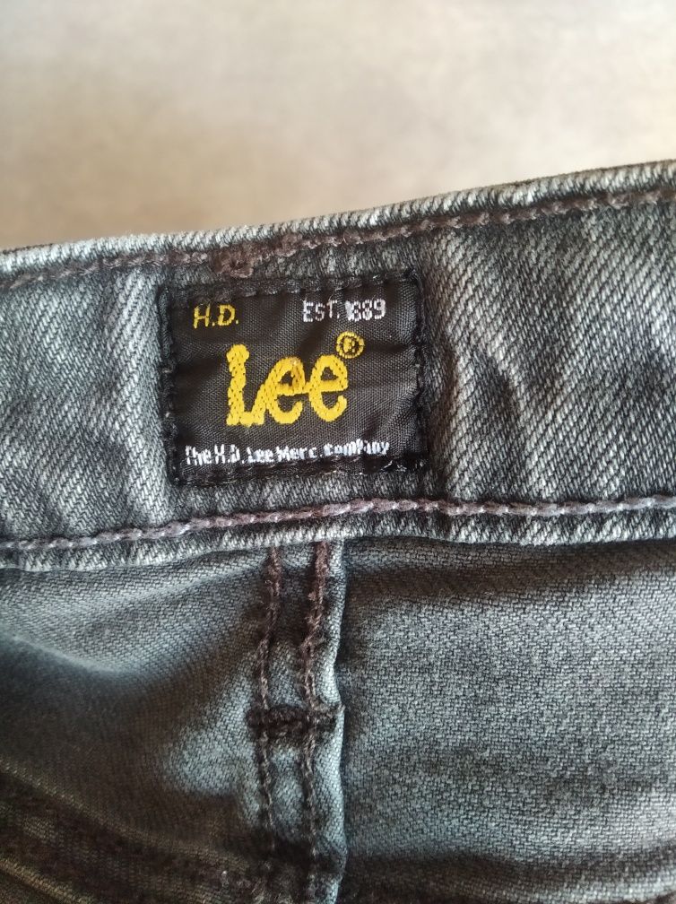 Szare, skinny jeansy marki Lee.