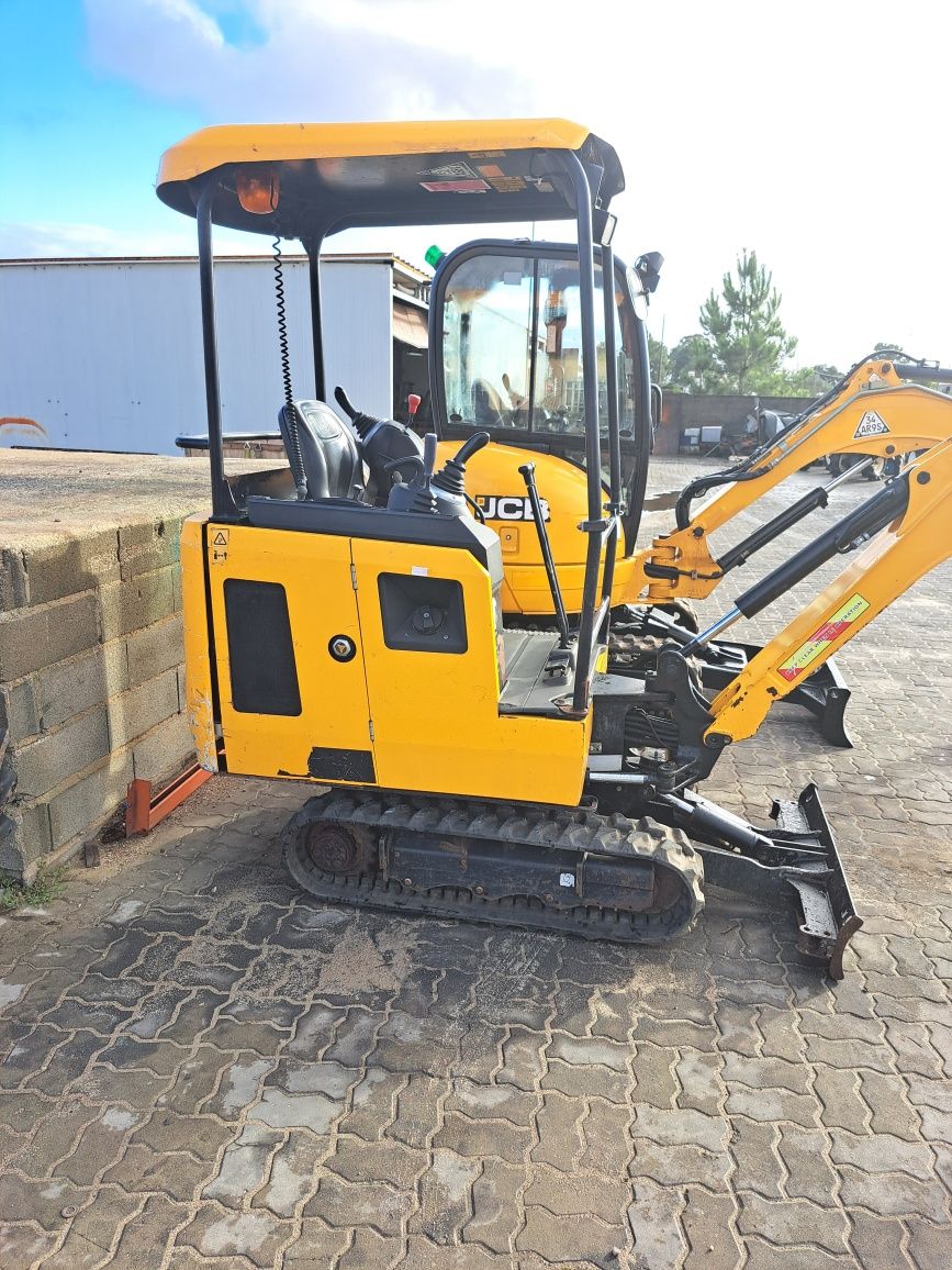 JCB 15-C1 , ANO 2018. EXELENTE Último modelo