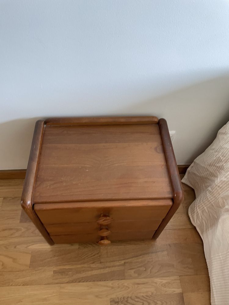 mesa de cabeceir e comoda CERNE em boas condicoes
