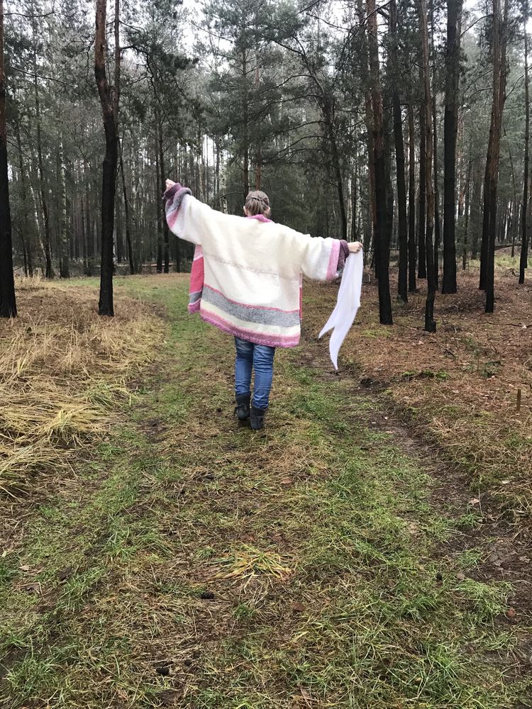 Olbrzymi kardigan zrobiony na drutach oversize XXL