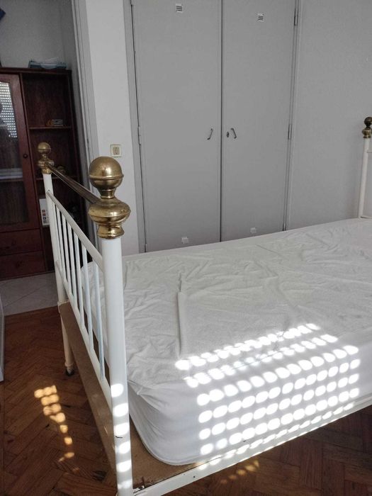 Cama em ferro de solteiro