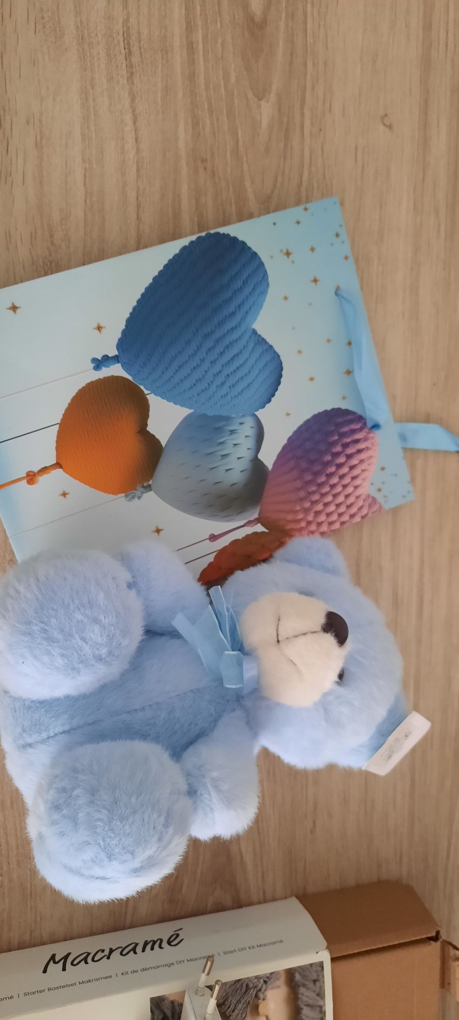 Maskotka miś i do tego torebka papierowa