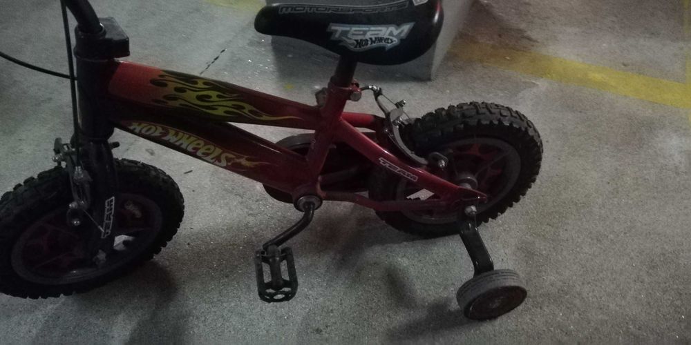 Bicicleta hot wheels com rodinhas