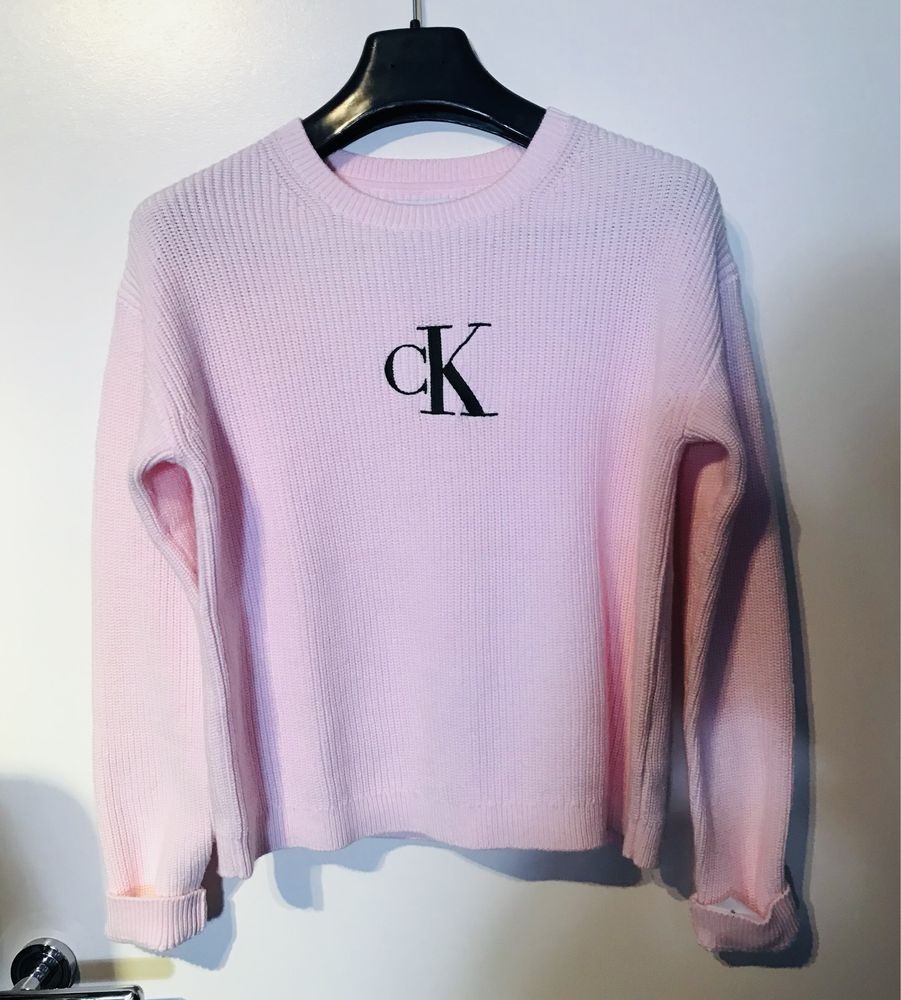 Sweterek Calvin Klein Jeans pudrowy róż z logo CK, S