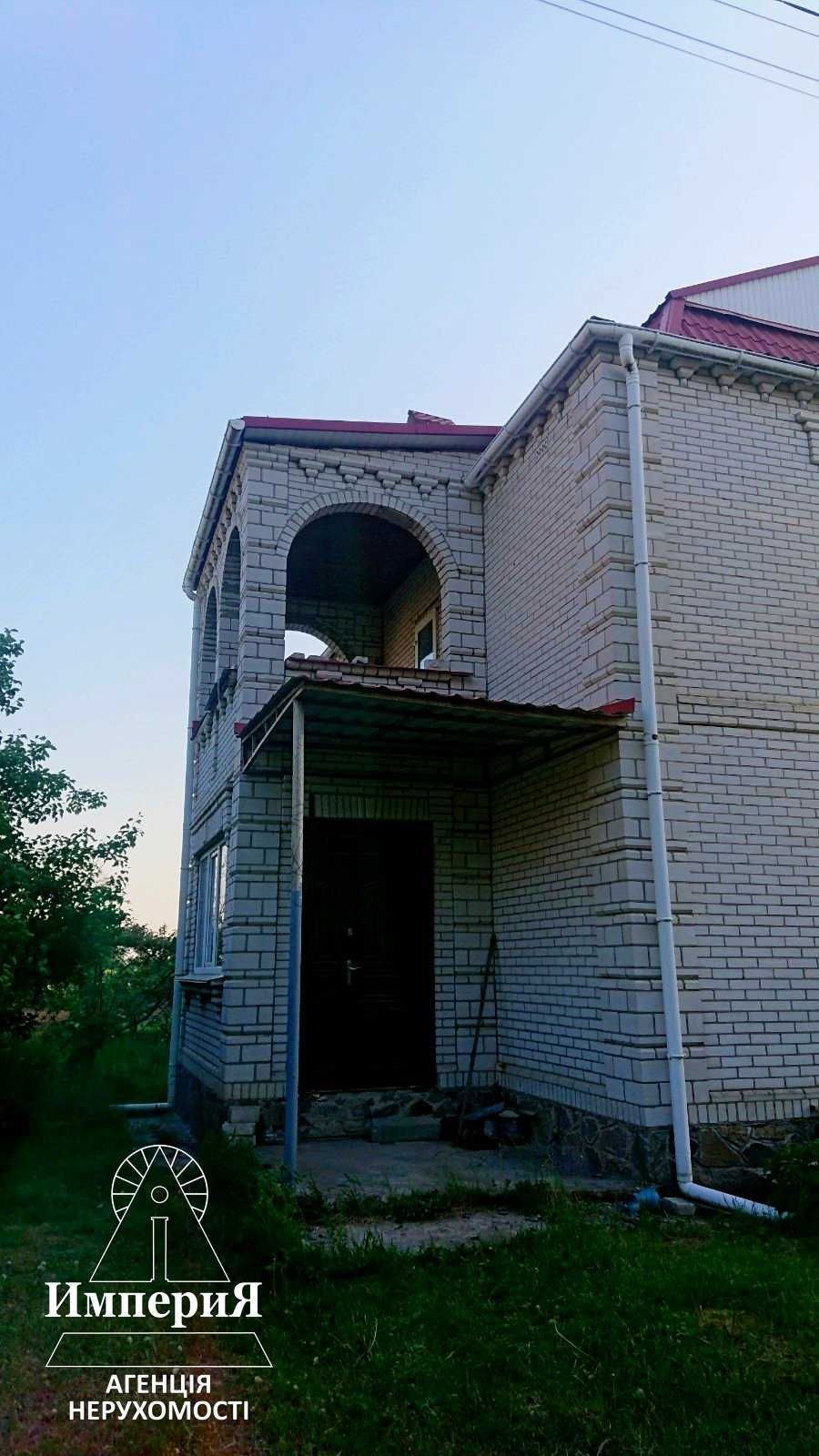 Продам большой дом в Центре Шкаровки.