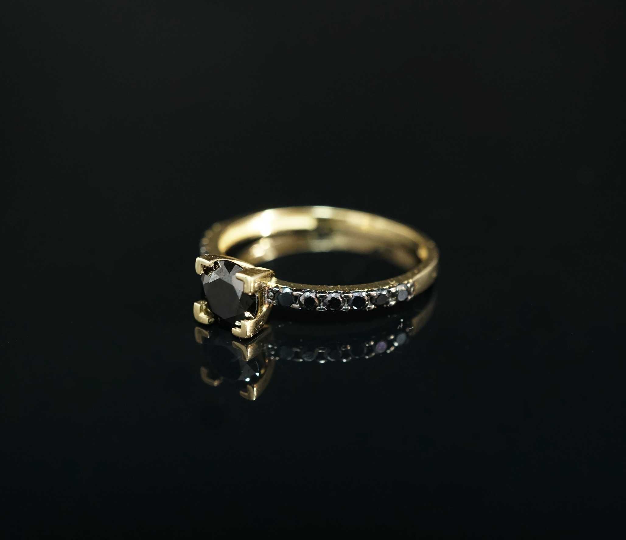 Złoto 585 - złoty pierścionek z czarnymi cyrkoniami. Rozmiar 16