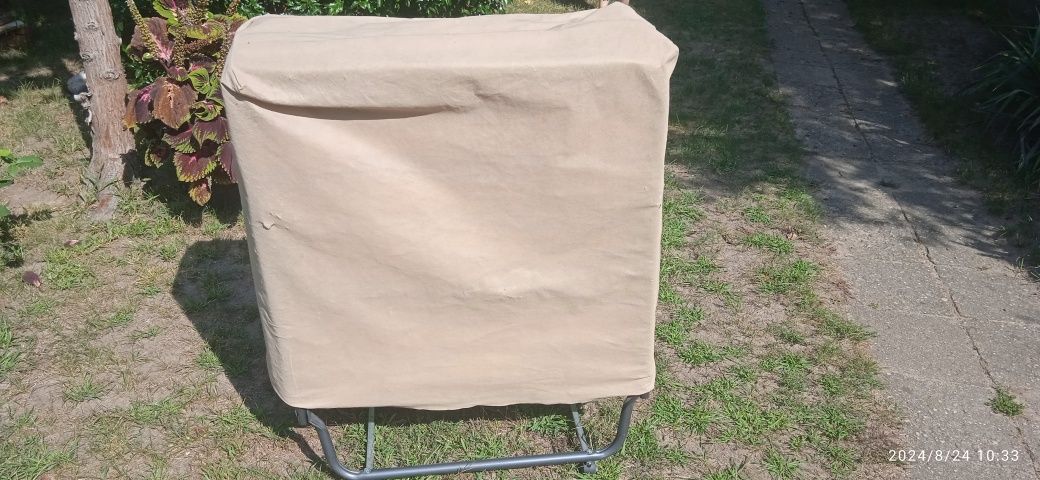 Łóżko składane z grubym materacem
Kod