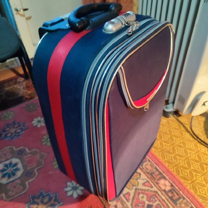 Продам чемодан дорожный