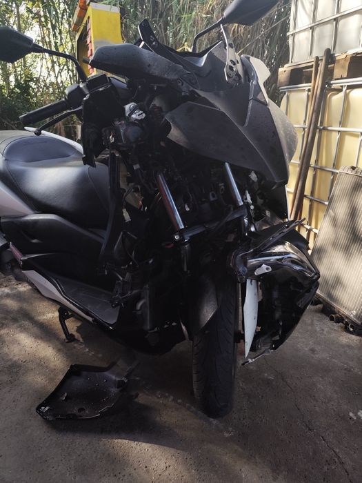 Yamaha XMAX 300 acidentada