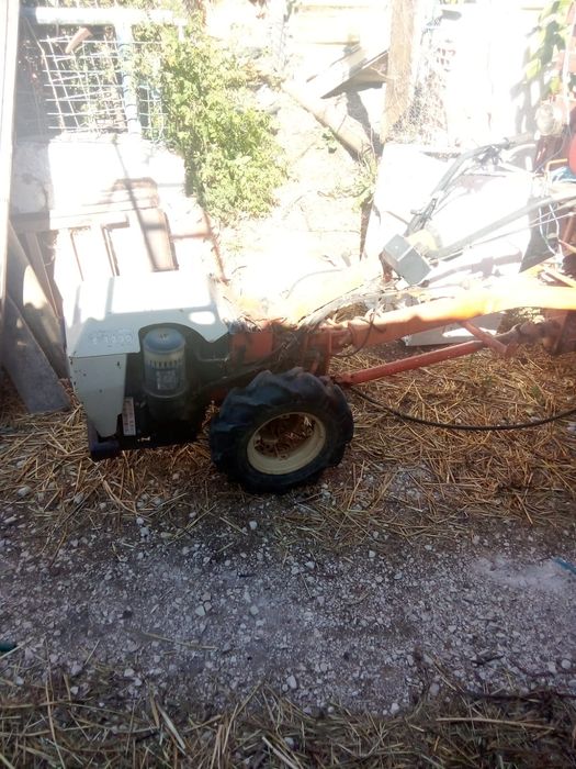 Vendo trator de varais