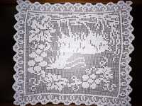 Pano em crochet branco com desenho