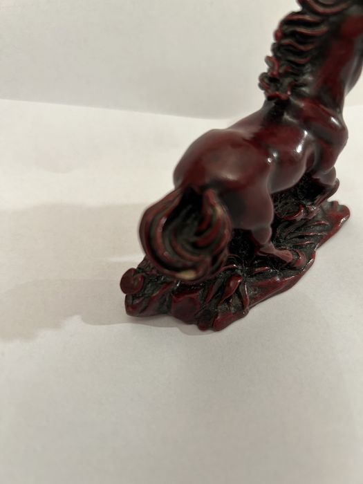 Figurka konia w kłusie