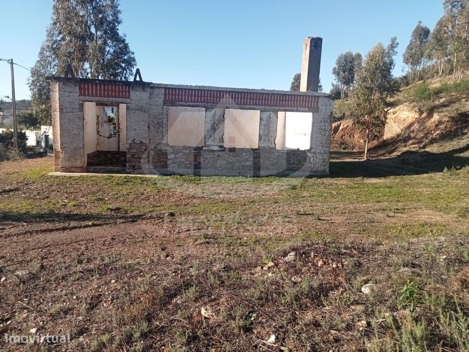 Antiga escola no Vale Velido para restaurar e renovar