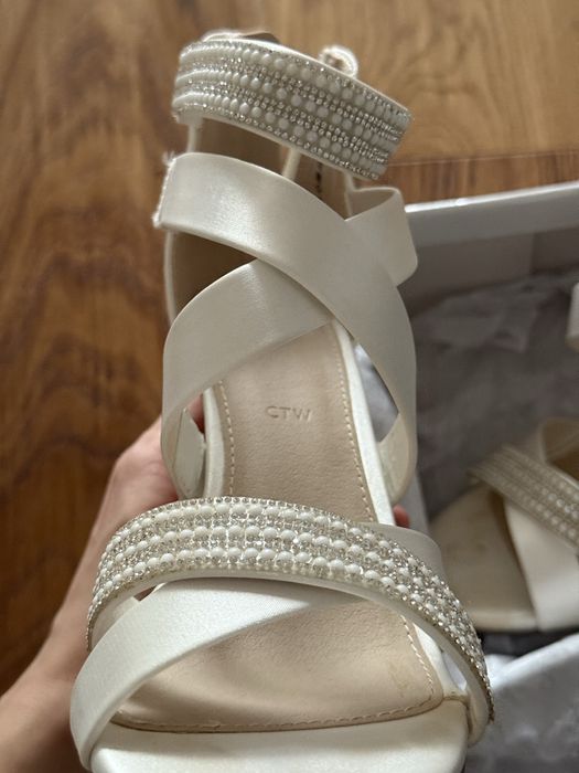 Sandały na obcasie białe rozmiar 36 .