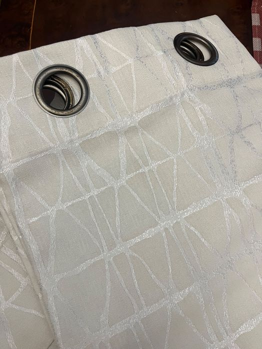 Cortinas creme com pormenores prata