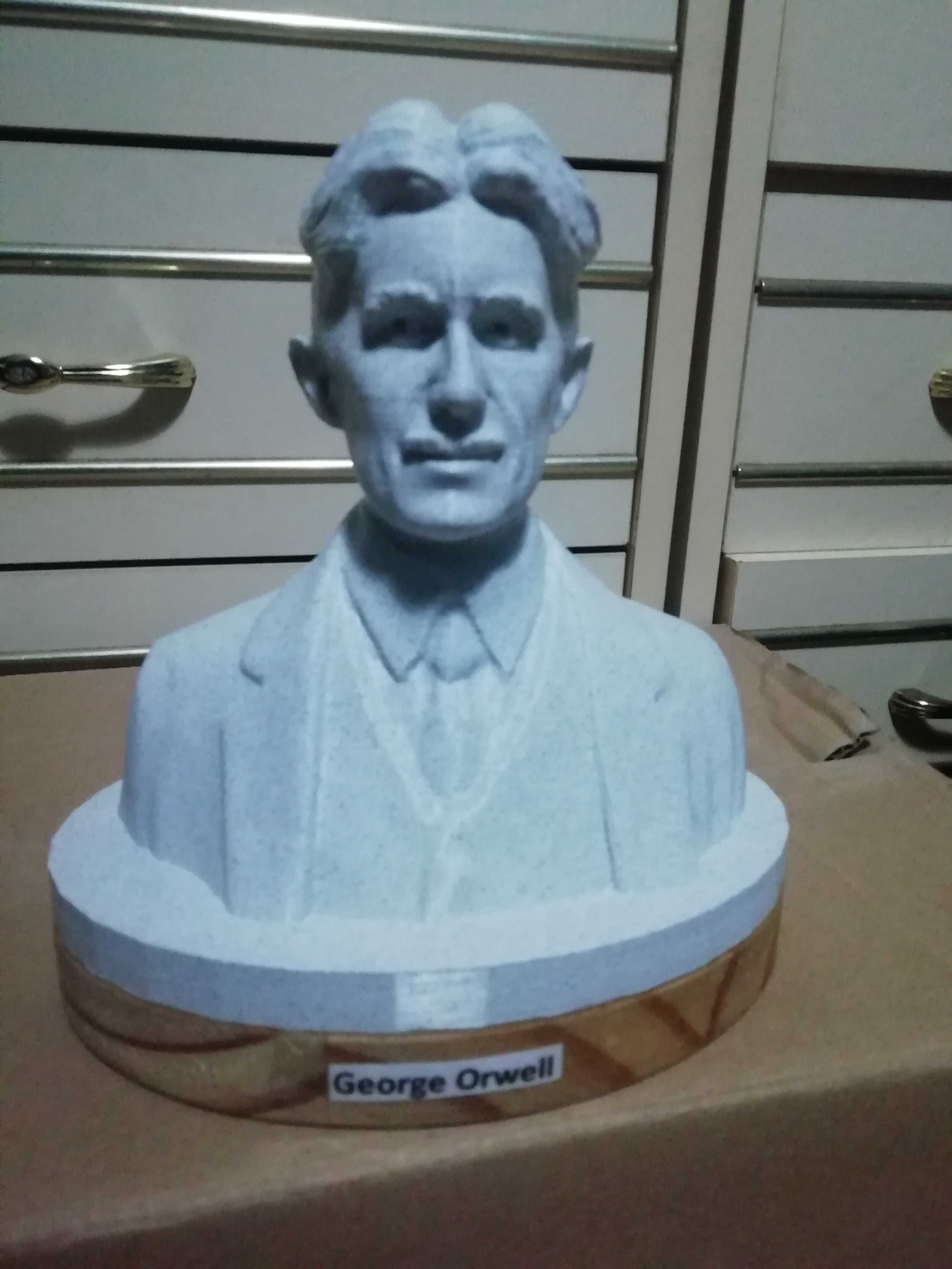 Busto George Orwell