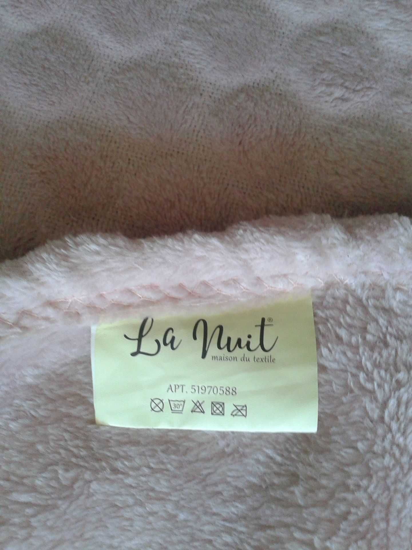 Плед .La Nyit+ подушки.