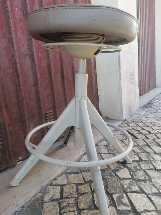 Banco antigo em bom estado