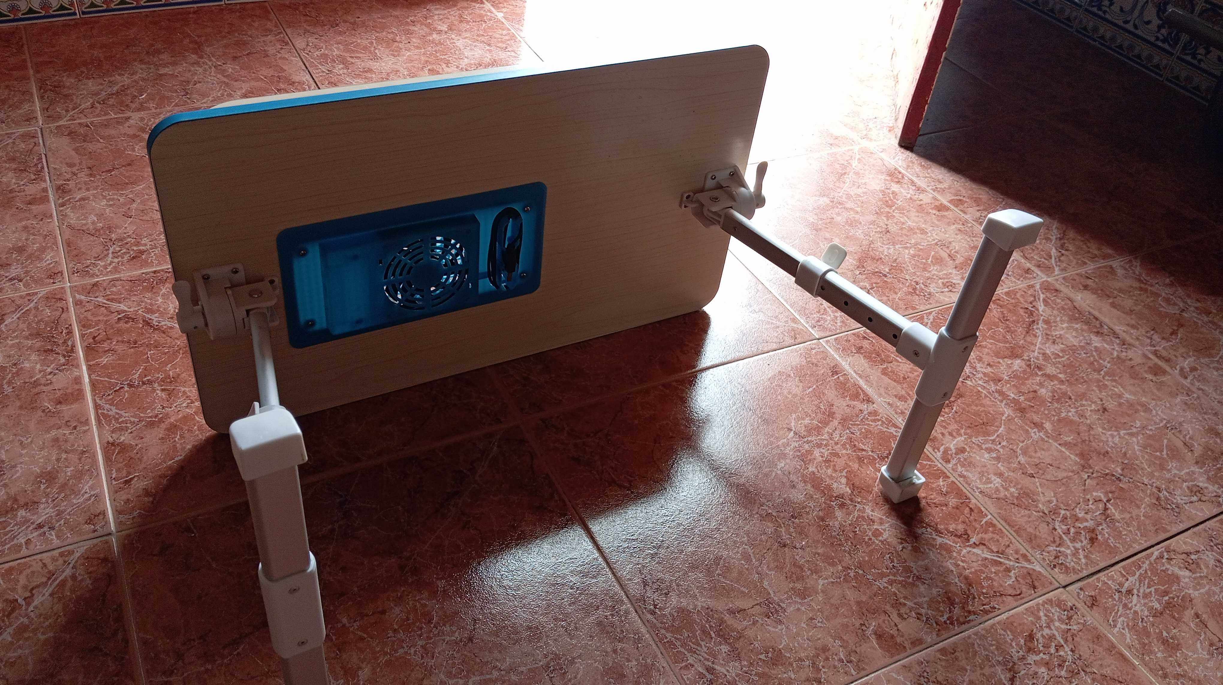 Mesa com dissipador de calor para portátil
