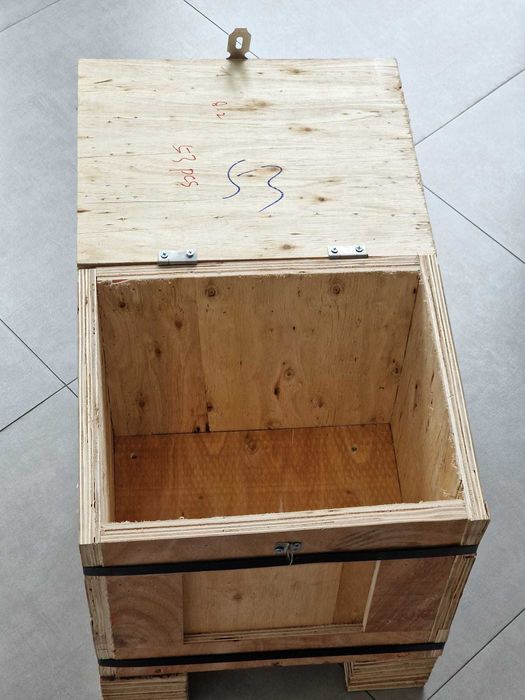 Caixas de madeira contraplacado com sistema de fecho e transporte