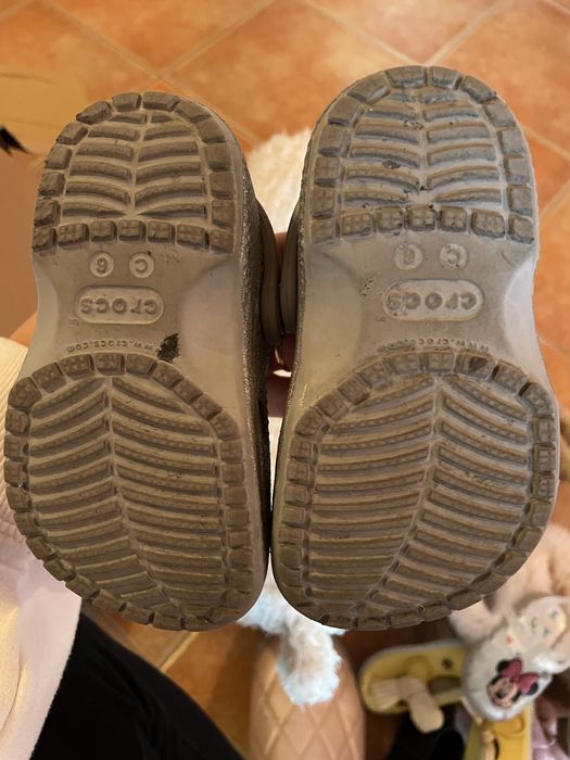 Crocs brilhantes