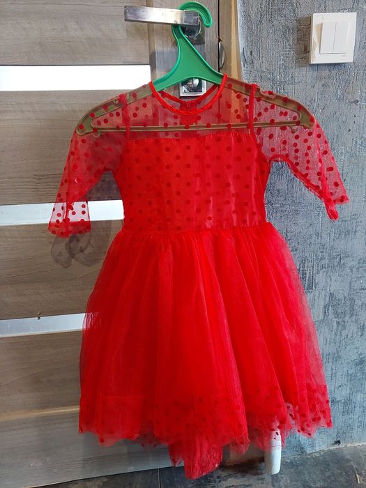 Червона нарядна сукня