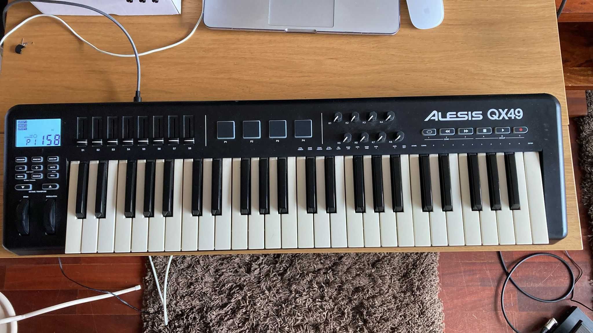 teclado Alesis QX49