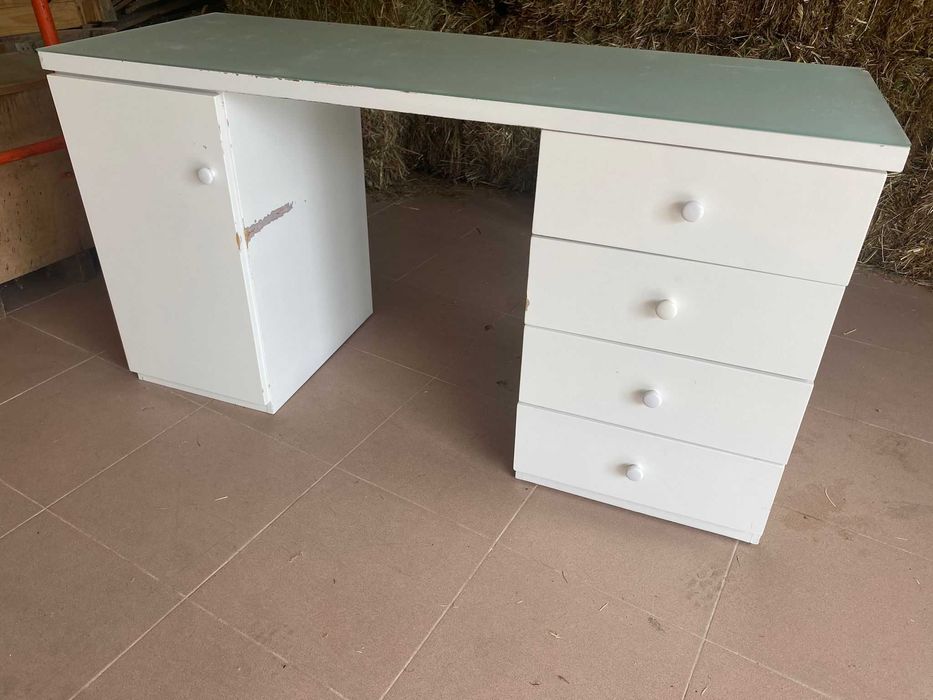 Secretária lacada em madeira, a precisar de restauro