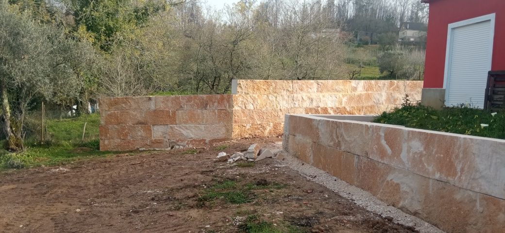 Muros em pedra natural e criação de jardins , arranjos exteriores.