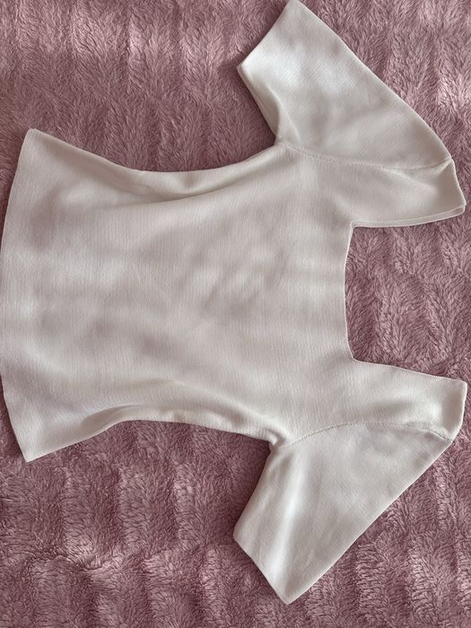 Білий топ/фудболка із гладкої тканини з відкритими плечима