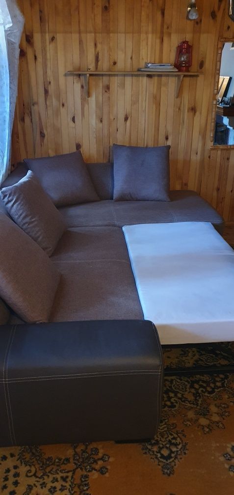 Narożnik z funkcją spania i pojemnikiem plus poduchy