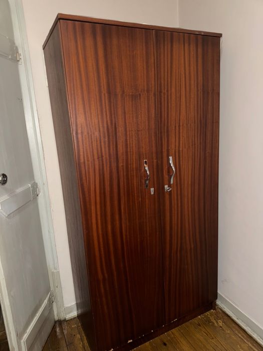 Guarda roupa em madeira