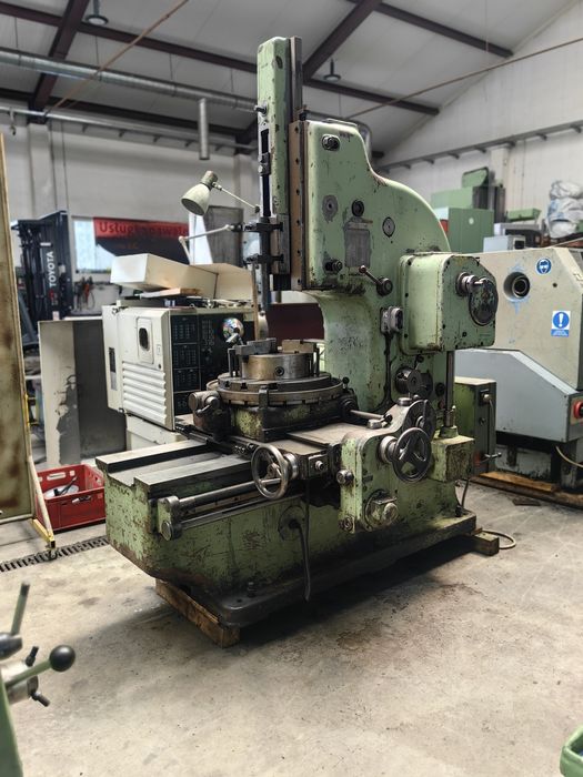 Dłutownica pionowa TOS HOV 25 skok suwaka 250mm średnica stołu 500mm