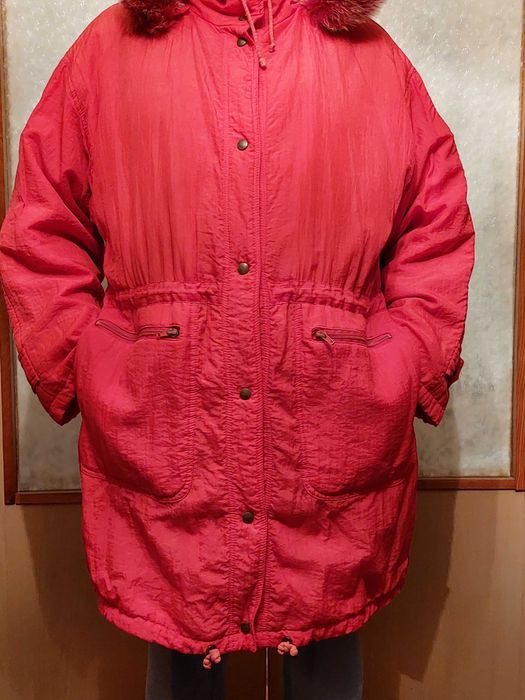 Красная куртка с капюшоном.