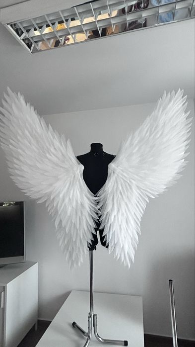 Duże białe skrzydła z led-podswietleniem