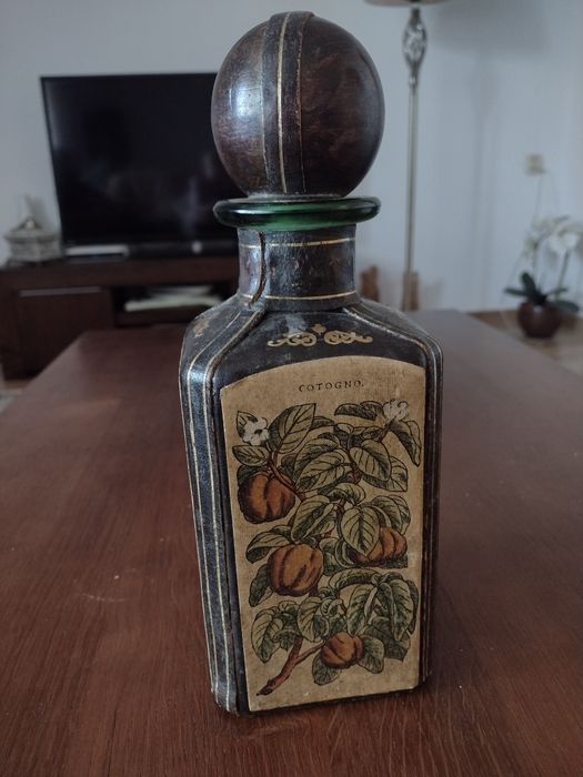 Stara włoska karafka okuta skorą