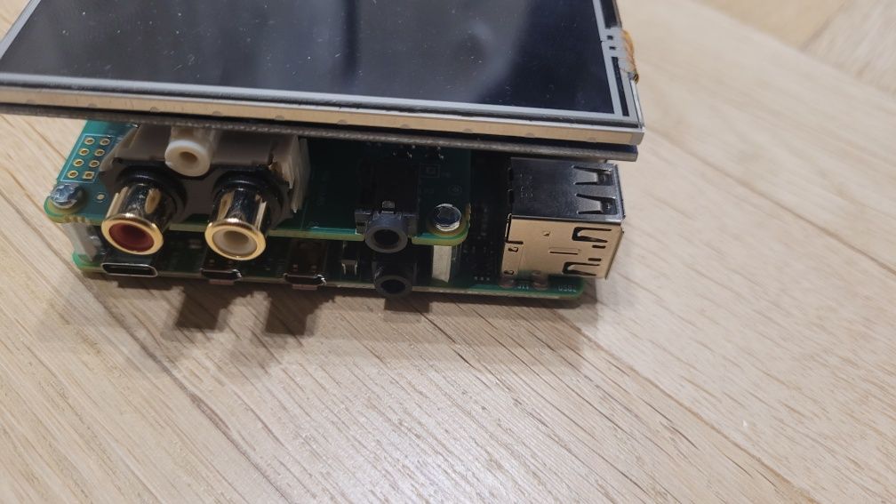 Raspberry Pi 4 zestaw z obudową + ekran 3,5 oraz DAC IQaudIO