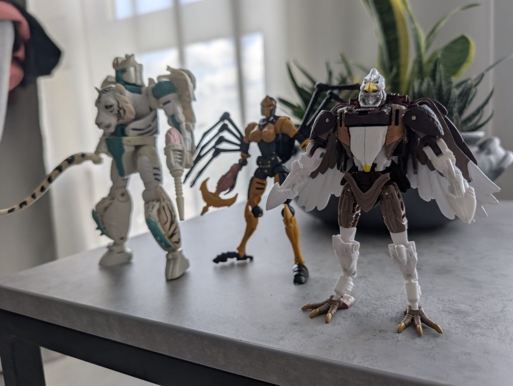Трансформери WFC Kingdom Beast Wars Tigarron Black Arachnia Skywarp