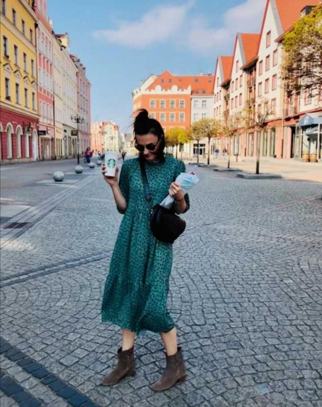 Zielona midi sukienka w kwiatuszki ZARA