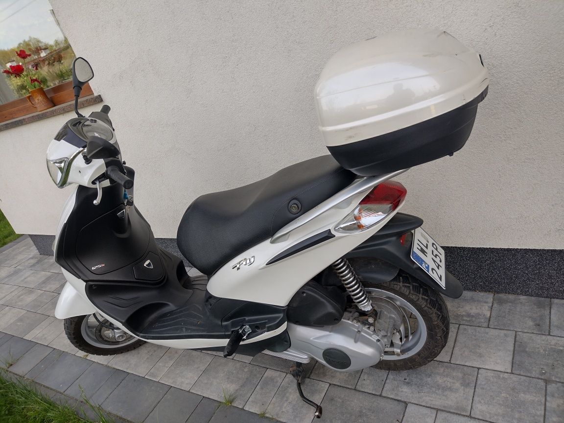Piaggio fly 125 biała perła kufer świata LED dwa kluczyki Szwajcaria